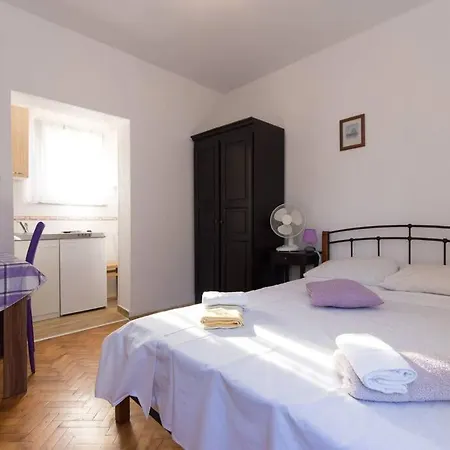 Apartment Family House With Near The Beach And City Center Krk Town