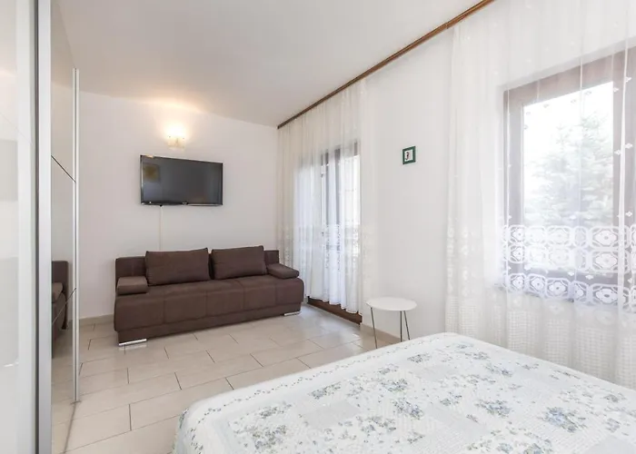 Apartment Family House With Near The Beach And City Center Krk Town