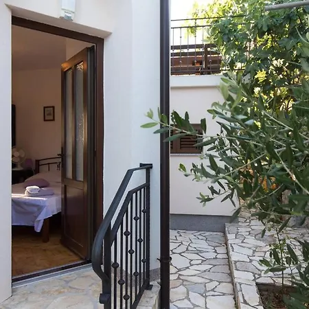 Family House With Near The Beach And City Center * קרק